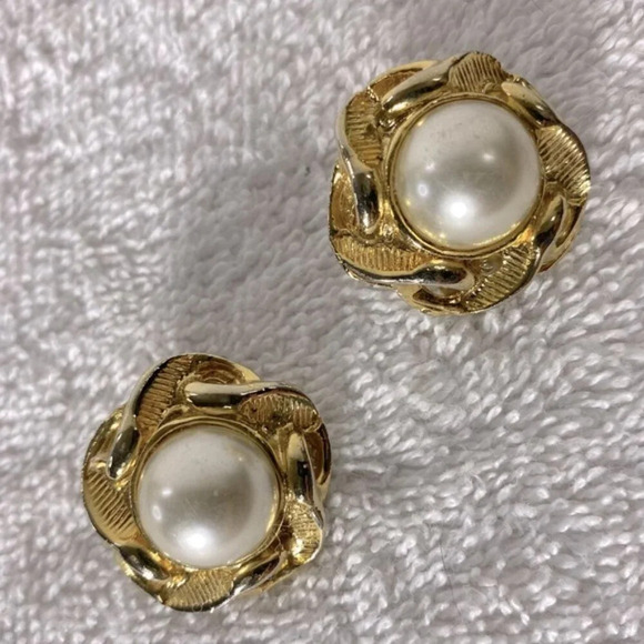 Vintage Gold Tone With Faux  Pearl Centre Clip On Earrings - Picture 7 of 8